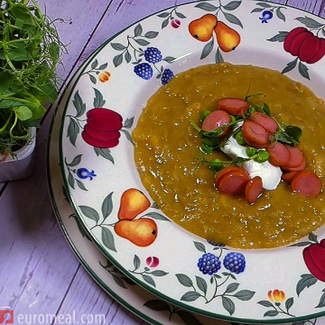 Erbsensuppe mit Wiener Würstchen