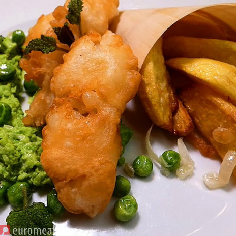 Fisch und Chips mit Erbsenpüree