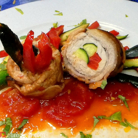 Schweinefleischröllchen mit Zucchini - Paprikafüllung im Speckmantel