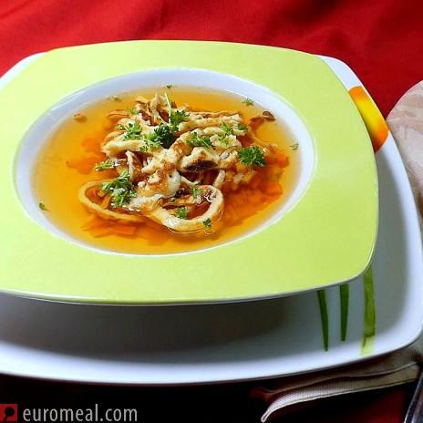 Flädlesuppe, dunkle Rindsuppe mit Pfannkuchenstreifen