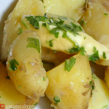 Frühkartoffeln mit Butter und Petersilie