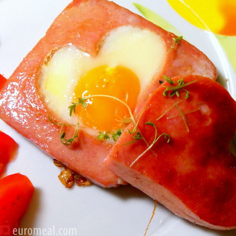 Gebratener Fleischkäse mit Spiegeleiherz