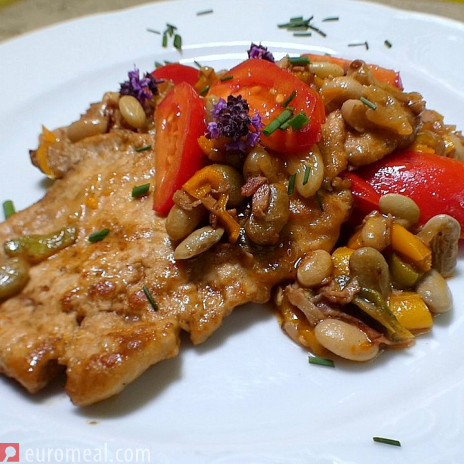 Gebratenes Kotelett mit Speckbohnen, Paprika und Paradeisern