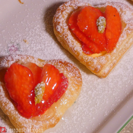 Gefüllte Blätterteigherzen mit Erdbeeren