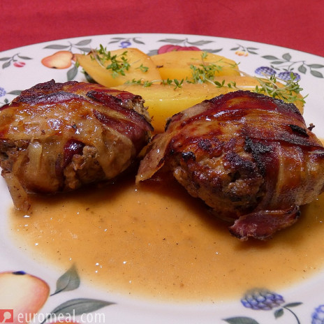 Frikadellen im Baconmantel mit Weißweinsauce