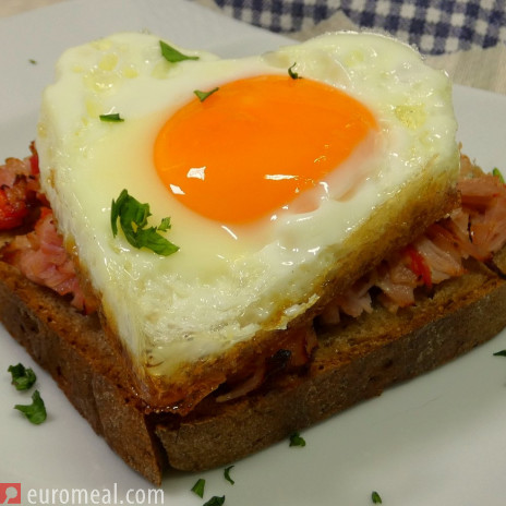 Überbackener Herztoast mit  Spiegelei