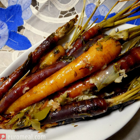 Gebratene Karotten mit Knoblauch, Kräutern und Parmesan