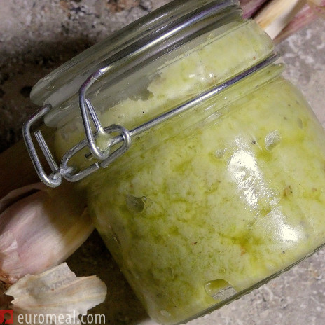 Knoblauchpesto aus jungem Knoblauch