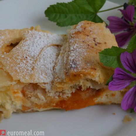 Marillen Topfenstrudel