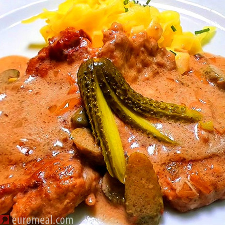 Naturschnitzel in Senfsauce mit Essiggurken und Kapern