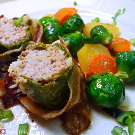 Rosenkohlroulade mit Fleischfüllung und Gemüse