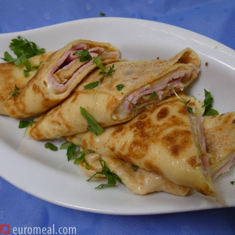 Palatschinken mit Schinken Käse Füllung