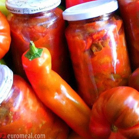 Paprika-Tomatensauce im Glas haltbar gemacht