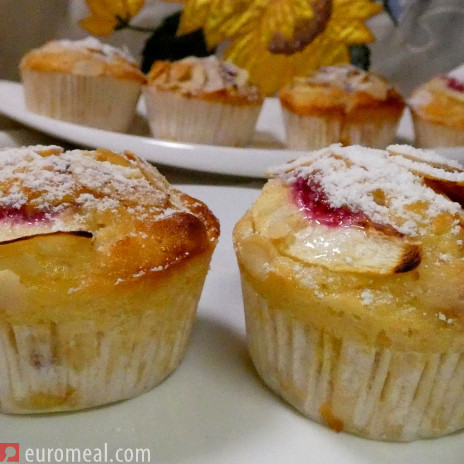 Pfirsichmuffins mit Buttermilch und Mandeln