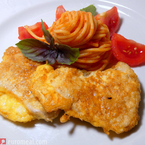 Piccata milanese von der Pute mit Tomatenspaghetti