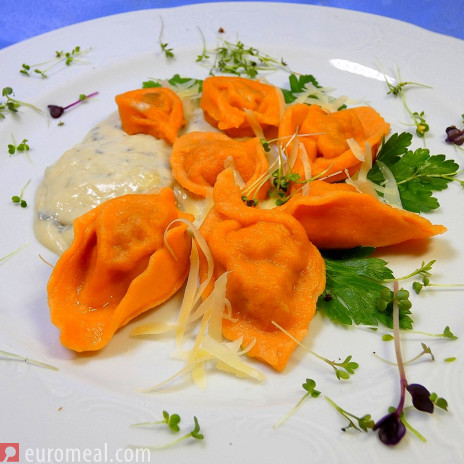 Ravioli mit Fleischfüllung in Gorgonzolasauce