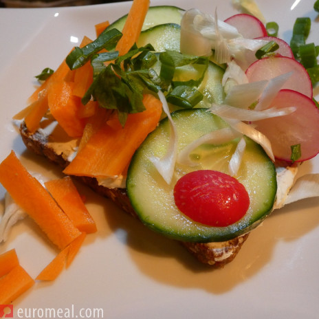 Vollkornbrot mit Gemüse