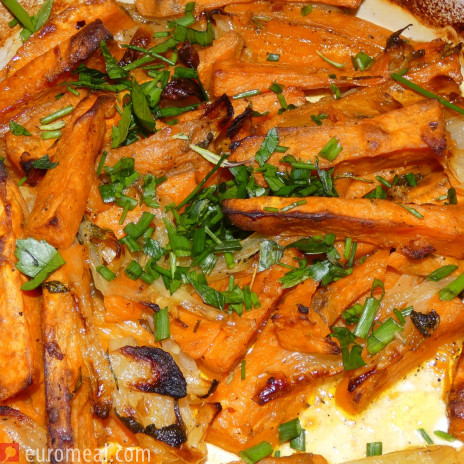 Süßkartoffelsticks mit Kräutern