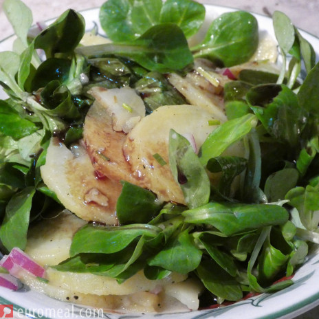 Steirischer Erdäpfelsalat mit Kürbiskernöl und Vogerlsalat