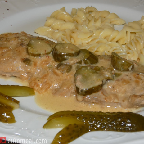 Schweinsschnitzel in Senfsauce mit Gewürzgurken und Kapern