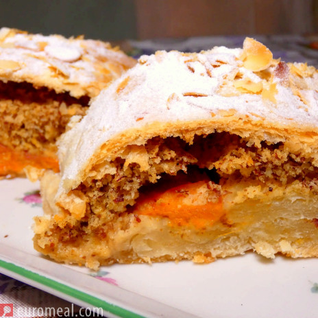 Aprikosenstrudel mit Mandeln