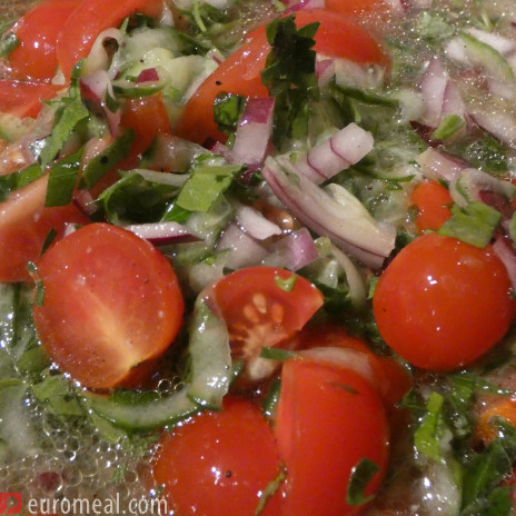 Gurken -Tomatensalat mit Basilikum