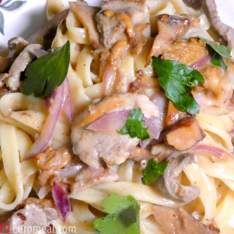 Schweinefiletragout mit Eierschwammerl und Tagiatelle