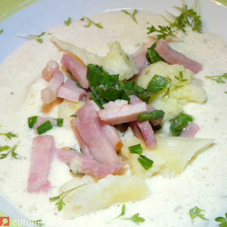 Karfiolsuppe mit gebratenen Schinkenstreifen