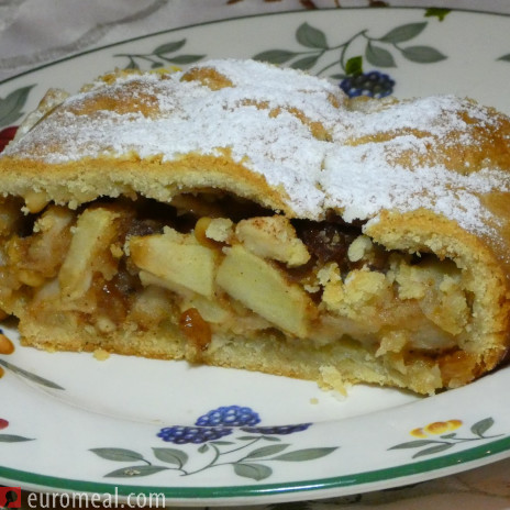 Apfelstrudel mit Pinienkernen