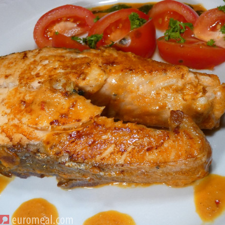 Lachssteak in Paprikasauce