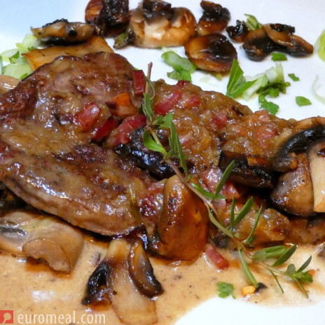 Hirschschnitzel mit gebratenen Champignons
