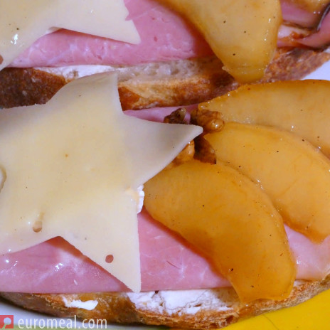 Selchfleischbrötchen mit Käsestern und Äpfeln