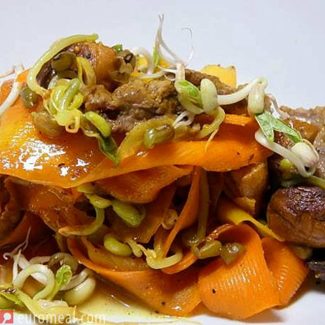 Rindfleischstreifen mit Mungobohnensprossen