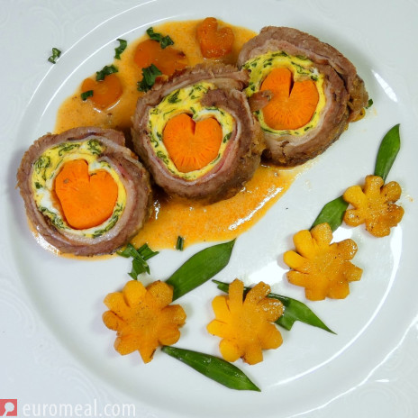 Rinderroulade mit Möhrenherz - Ei - Bärlauchfüllung