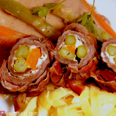 Rindsroulade mit Spargel im Speckmantel