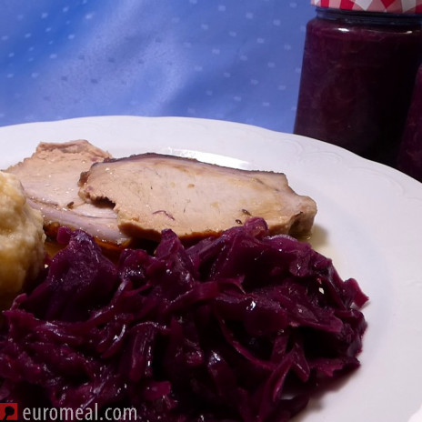 Frisches Rotkraut kochen und im Glas haltbar machen