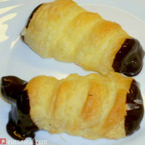 Schaumrolle mit Vanillecremefüllung