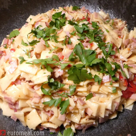 Schinkenfleckerl aus frisch gemachter Pasta