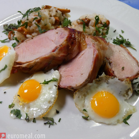 Schweinefilet im Baconmantel mit gebratenem Wachtelei
