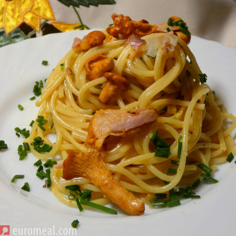 Spaghetti mit Eierschwammerln und Speck