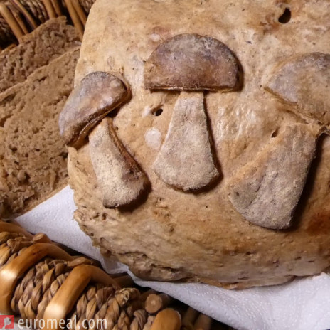 Dinkel - Roggen Sauerteigbrot mit getrockneten Steinpilzen