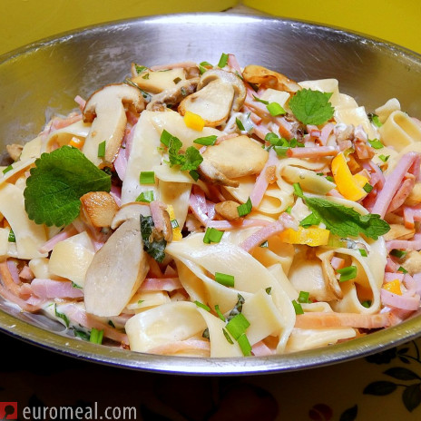 Tagliatelle mit gebratenen Steinpilzen und Schinken