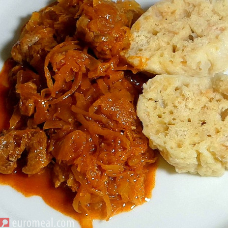 Szegedinger Gulasch - herzhaftes Schweinegulasch mit Sauerkraut