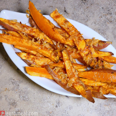 Gebackene Süßkartoffelsticks mit Parmesan
