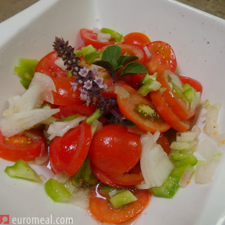 Tomatensalat mit grünem Paprika