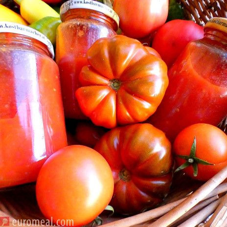 Tomatensauce mit Stücken im Glas haltbar gemacht