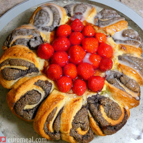 Topfen-Mohnkuchen mit Erdbeeren