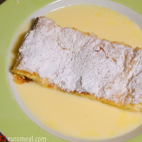 Altwiener Topfenstrudel - handgezogener Strudelteig