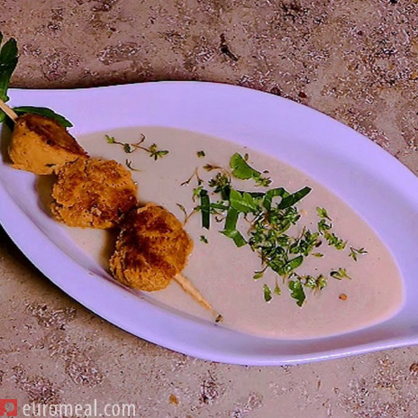 Topinambursuppe mit gebratenen Kichererbsenbällchen