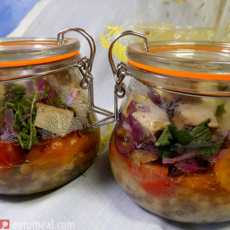 Veganer Schichtsalat mit Linsen, Auberginen und Feta